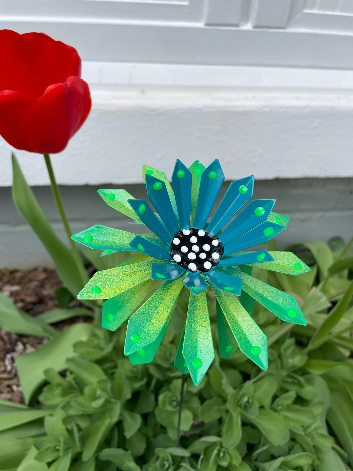 🌺Mother's Day 50% OFF💕✨ Handcrafted Metal Zinnia Flower Garden Stake